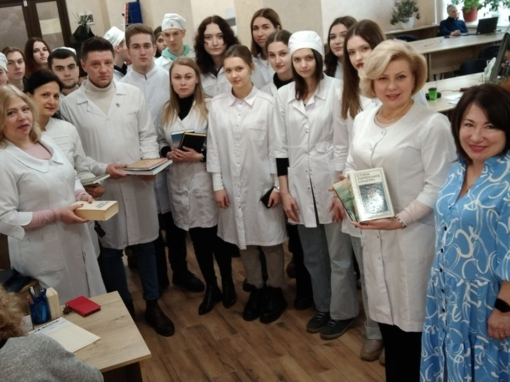 Подаруй книгу бібліотеці – віддай книгу у добрі руки!