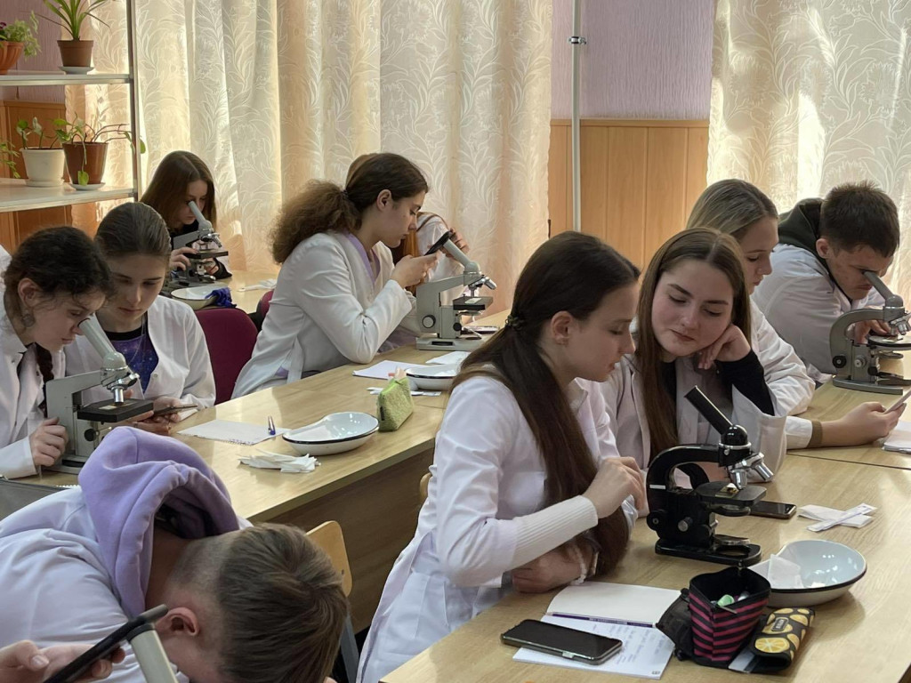 Учні Наукового ліцею №3 пройшли стажування на базі кафедри біології в рамках науково-навчального тижня